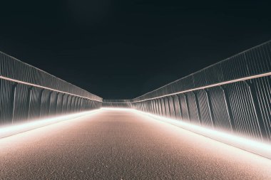 Boş, modern bir yaya köprüsü, bir yaz gecesinde parlayan ışıklarla aydınlanıyor..