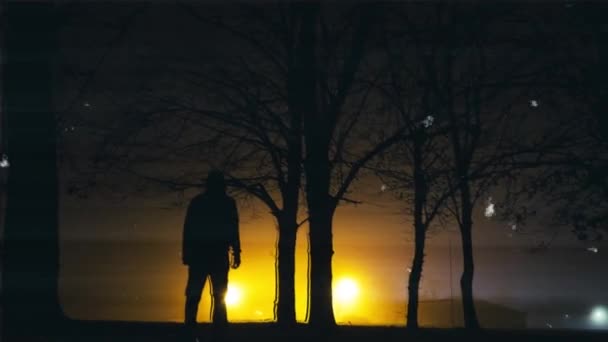 Uomo Misterioso Solo Margini Della Citta Silhouette Lampioni Una Notte — Video Stock