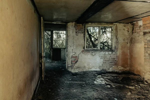 Una Habitación Descomposición Una Casa Arruinada Abandonada Con Puertas Ventanas —  Fotos de Stock