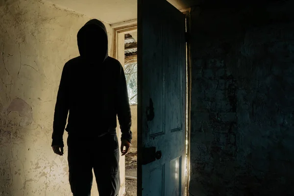 Horror Concept Hooded Figure Face Standing Doorway Decaying Room Abandoned — Stock Photo, Image