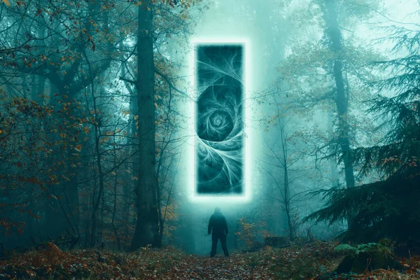 森林中发光门户的幻想概念 带着一个神秘的身影在一个多雾的可怕的冬天的夜晚 — 图库照片