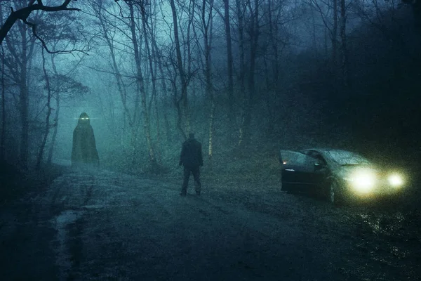 Concepto Sobrenatural Hombre Lado Coche Mirando Fantasma Con Ojos Brillantes —  Fotos de Stock