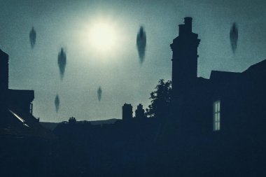 Ürkütücü doğaüstü bir kavram. Geceleyin bacaları olan tarihi, eski bir kasabanın üzerinde süzülen ruhlar hakkında. Bir grunge, desenli düzenleme ile.