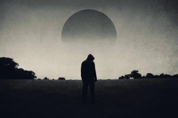 空に黒い太陽とフィールドに立っている図の機嫌の悪い恐怖 科学小説のコンセプト グランジ編集で — ストック写真