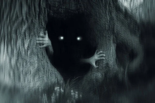 Espeluznante Concepto Horror Monstruo Con Ojos Brillantes Escondido Tronco Árbol — Foto de Stock