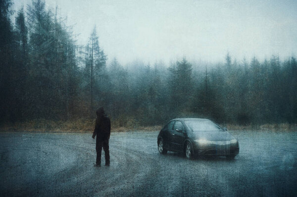 Жуткая фигура в капюшоне, стоящая рядом с машиной. В таинственном лесу. С ухмылкой, текстурированным редактированием.