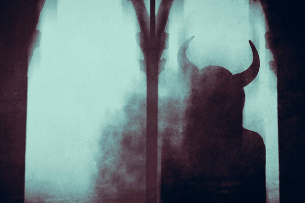 Тёмная фантазия. Таинственной дьявольской женщины с рогами, смотрящей в окно в старом здании, с размытым, абстрактным монтажом.