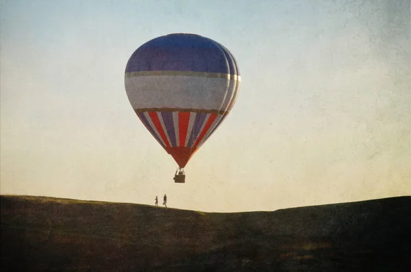 Balon Gorącym Powietrzem Unoszący Się Nad Parą Letni Wieczór Grunge — Zdjęcie stockowe