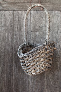 Vintage eski tahta arka plan ile sepet