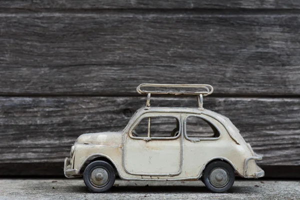 Retro klasik otomobil modeli eski tahta arka plan ile