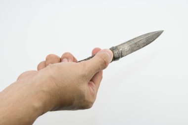 Beyaz arka plan üzerinde izole bir Tay bıçak tutan bir el