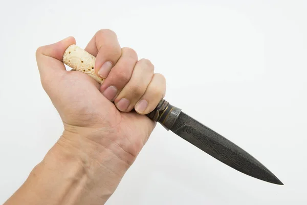 Ręka trzymająca nóż tajski na białym tle — Zdjęcie stockowe