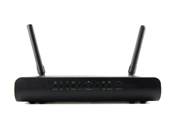 izole beyaz zemin üzerine siyah kablosuz yönlendirici