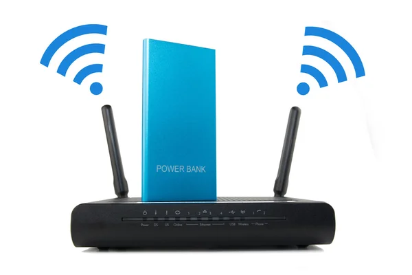 Powerbank zum Aufladen mobiler Geräte am Wifi-Router — Stockfoto
