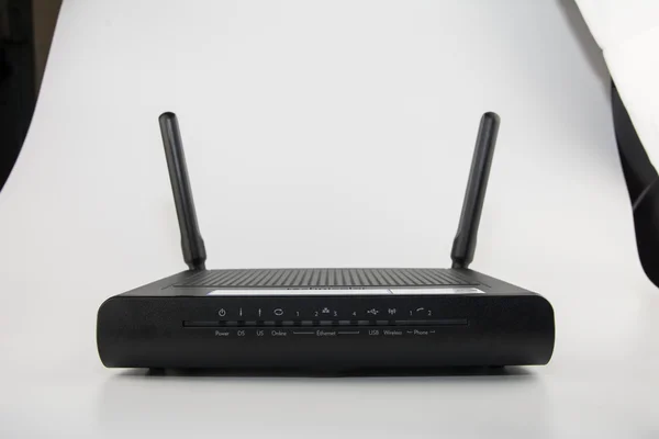 Router inalámbrico negro aislado sobre fondo blanco —  Fotos de Stock