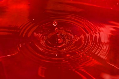 Kırmızı renk damla su
