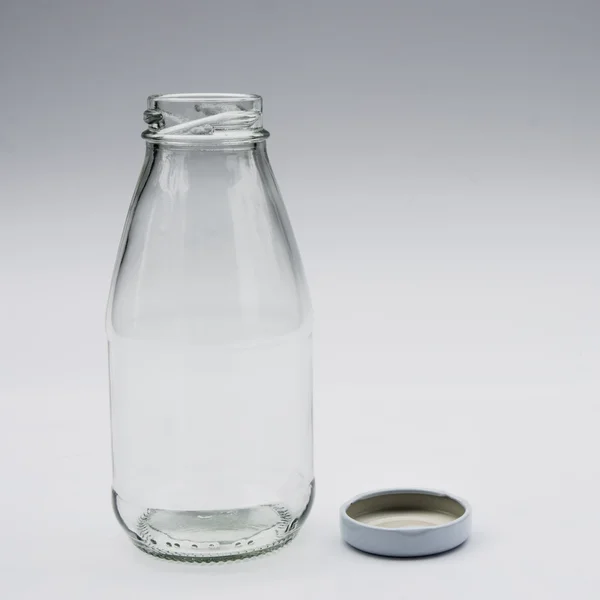 Botella de vidrio incoloro vacía sobre fondo blanco —  Fotos de Stock