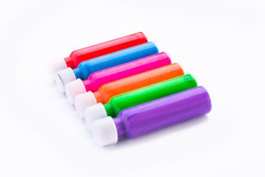 Beyaz arka plan üzerinde renkli boya