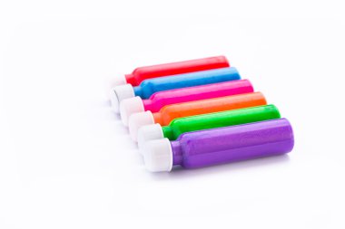 Beyaz arka plan üzerinde renkli boya