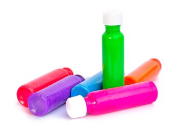 Beyaz arka plan üzerinde renkli boya