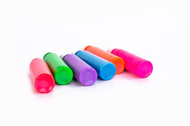 Beyaz arka plan üzerinde renkli boya