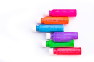 Beyaz arka plan üzerinde renkli boya