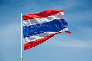 Mavi gökyüzü arka plan ile Tayland Tayland bayrağı sallayarak