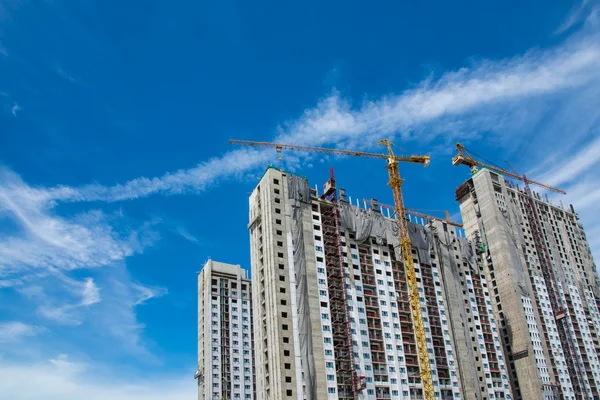 Local de construção com guindastes no fundo do céu — Fotografia de Stock