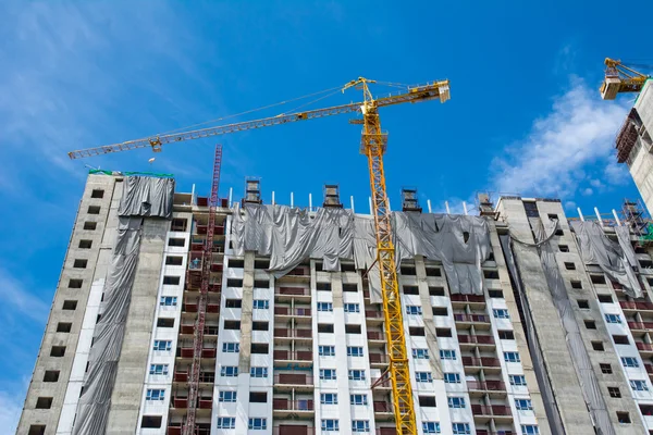 Local de construção com guindastes no fundo do céu — Fotografia de Stock