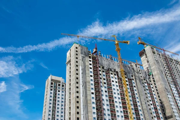 Local de construção com guindastes no fundo do céu — Fotografia de Stock