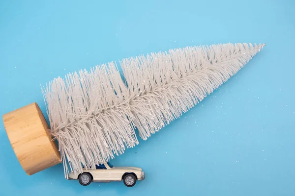 Scatole regalo di Natale su sfondo azzurro — Foto Stock