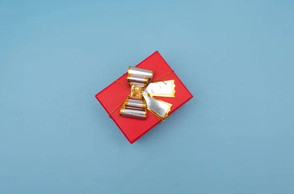 Scatole regalo di Natale su sfondo azzurro — Foto Stock