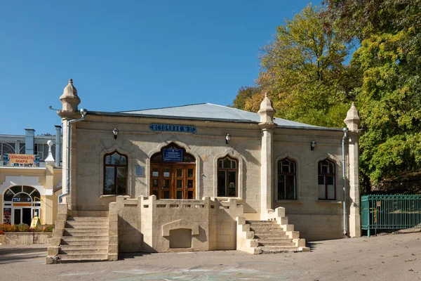 ESSENTUKI, RUSSIA - Ekim 2020: Kurortny Glavny Parkı 'ndaki dört numaralı maden suyu kaynağının bir numaralı kuyusu.