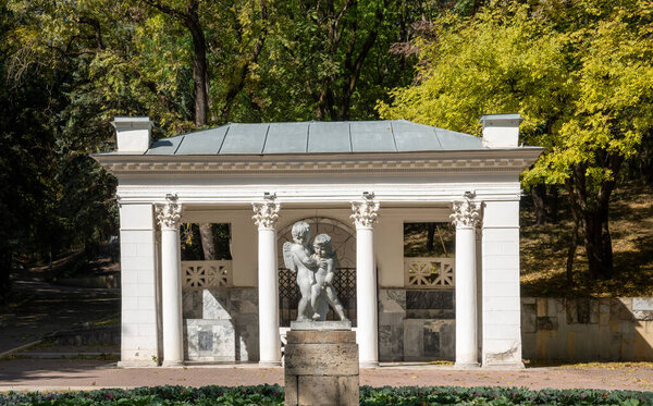 ЭССЕНТУКИ, РОССИЯ - Октябрь 2020: Веллрум номер один минерального источника номер четыре в Курортном Главном парке. Известное туристическое место для питья минеральной воды Ессентуки