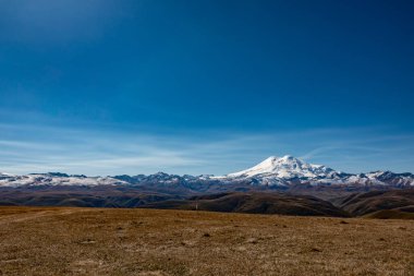 Elbrus ve Green Hills Sunny Summer Day 'de. Elbrus Bölgesi, Kuzey Kafkasya