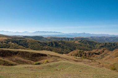 Elbrus ve Green Hills Sunny Summer Day 'de. Elbrus Bölgesi, Kuzey Kafkasya, Rusya
