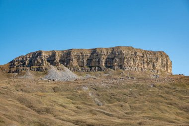 Elbrus ve Green Hills Sunny Summer Day 'de. Elbrus Bölgesi, Kuzey Kafkasya, Rusya