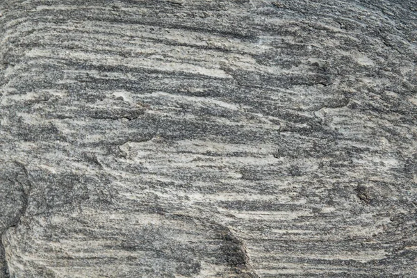 Natuursteen grijze granieten ondergrond. Heldere grijze granieten rotsstructuur. Grijze granieten achtergrond. Grijs graniet onbehandeld oppervlak. Facing materiaal volledig frame horizontale textuur. — Stockfoto