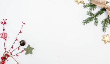 Altın küreli noel hediyesi beyaz üzerine izole edilmiş.