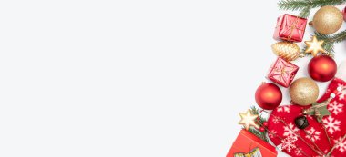 Altın küreli noel hediyesi beyaz üzerine izole edilmiş.