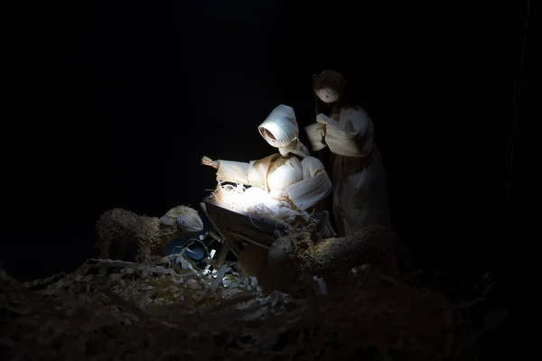 三个智者献上礼物给小耶稣的圣诞降生场景 — 图库照片