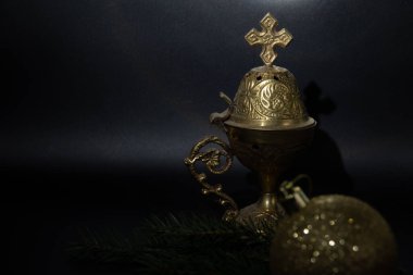 İsa 'nın doğumunun bulanık bir sahnesinin arka planında sarı Noel oyuncağı. Yılbaşı süsleri Noel ağacı dükkanında, alışveriş merkezinde, yeni yıl fuarında, kilisede