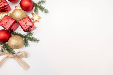 Altın küreli noel hediyesi beyaz üzerine izole edilmiş.