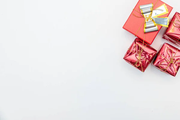 Presente Natal Com Bolas Ouro Arco Isolado Branco — Fotografia de Stock