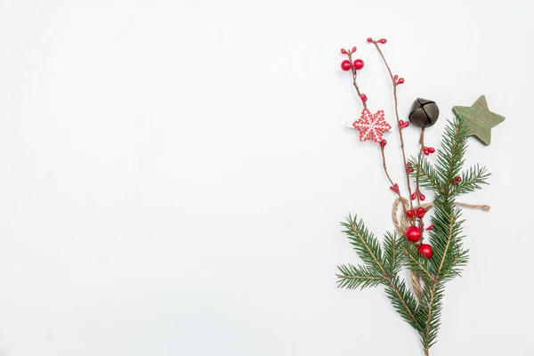 Altın küreli noel hediyesi beyaz üzerine izole edilmiş.