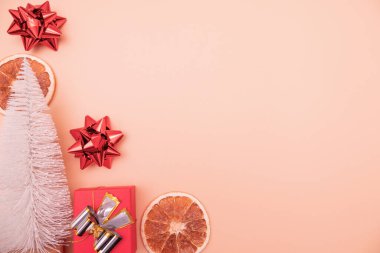 Yılbaşı ya da yeni yıl kompozisyonu. Yazı için boş fotokopi alanı olan noel altın süslemeleri. Kartpostal veya davetiye için bayram ve kutlama konsepti. Üst Manzara. düz yat
