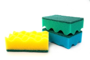 Mutfak süngeri beyaz arka planda izole edildi