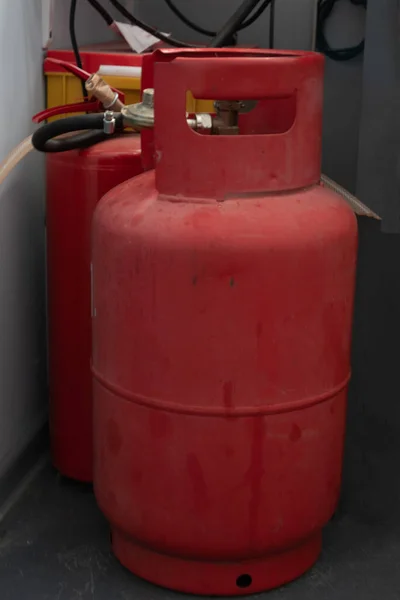 Gasflasche mit Propan und Feuerlöscher in der Nähe — Stockfoto