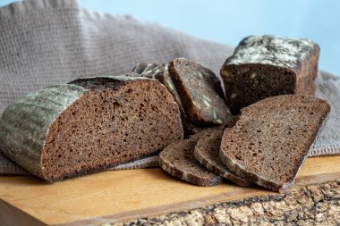 Ayçiçeği tohumlu dilimlenmiş ekmek.