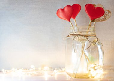 Kırmızı ve ahşap kalpler arka planda. Romantik, Sevgililer Günü konsepti